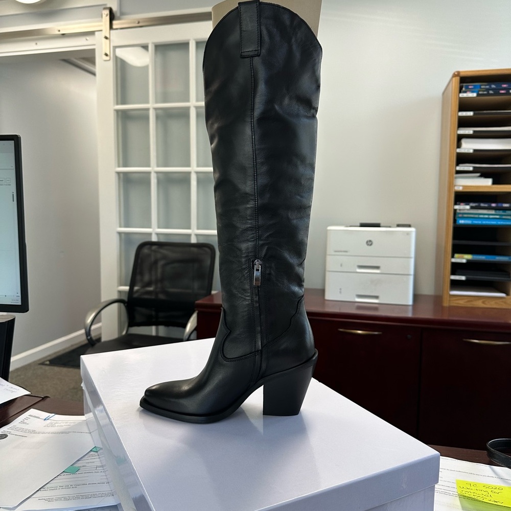 Cavaliers Black Leather Knee-High Boots